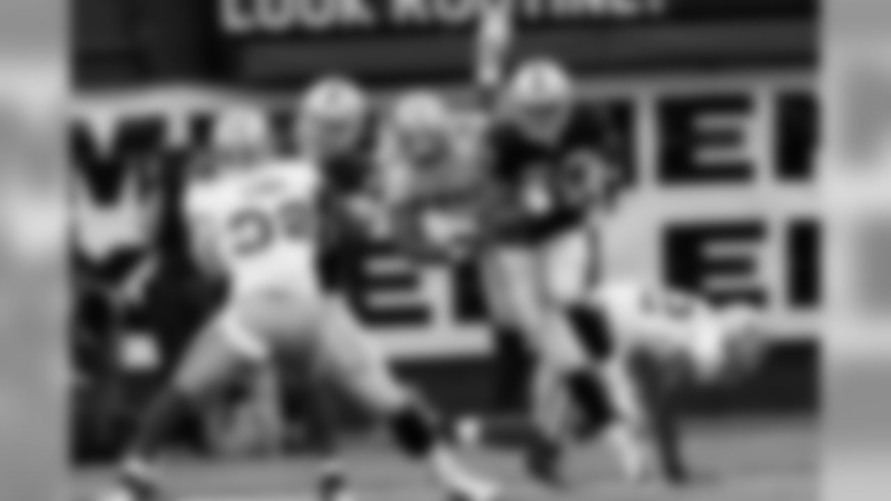 TE Zach Miller throws a block and springs RB Darren McFadden. Photo by Tony Gonzales.
