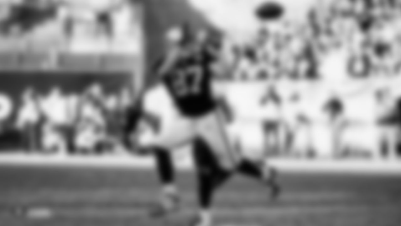 Raiders tight end Foster Moreau (87) goes for a catch during the regular season game against the Tennessee Titans.
