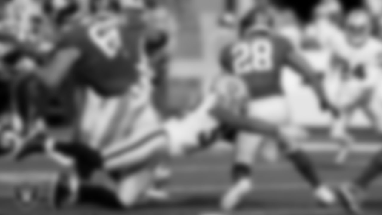 Las Vegas Raiders linebacker Denzel Perryman (52) during the regular season away game against the New York Giants.
