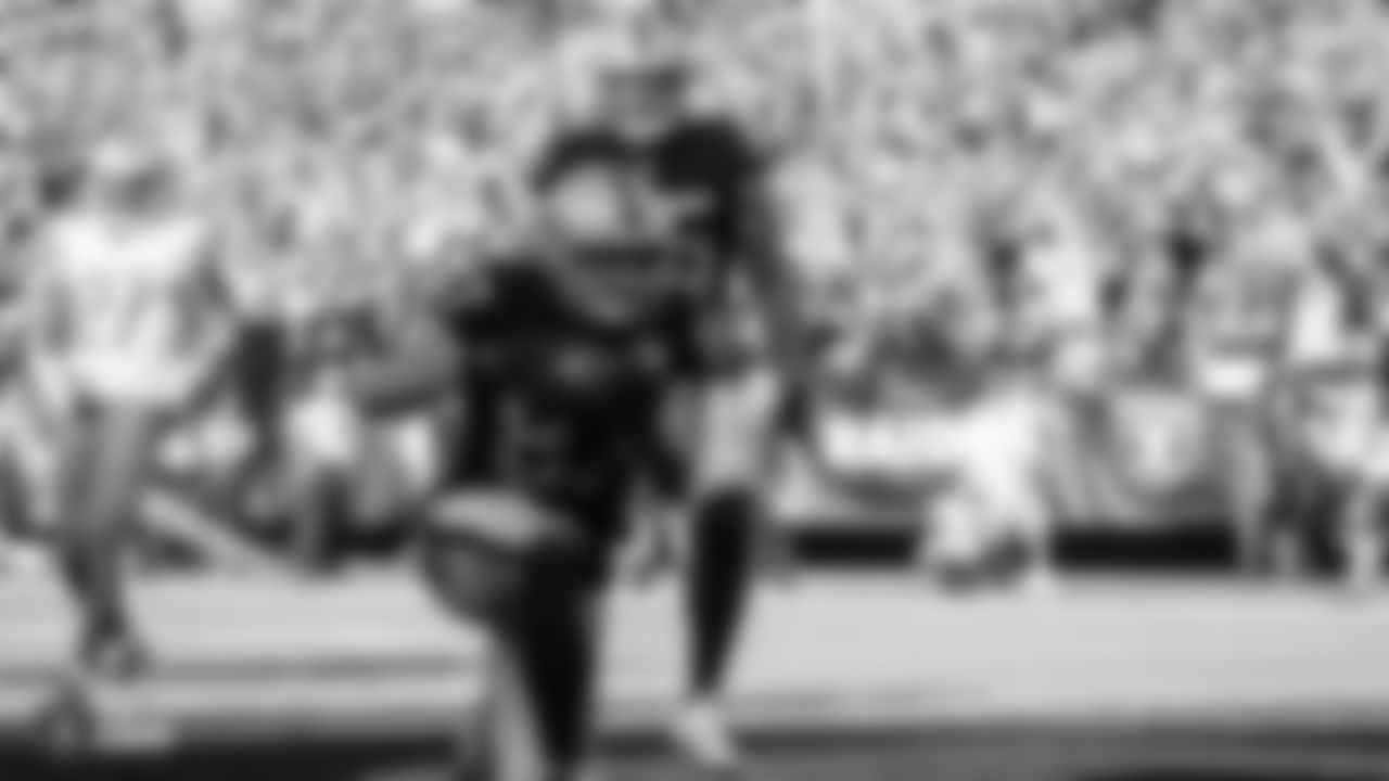 Raiders tight end Foster Moreau (87) during the regular season game against the Detroit Lions.