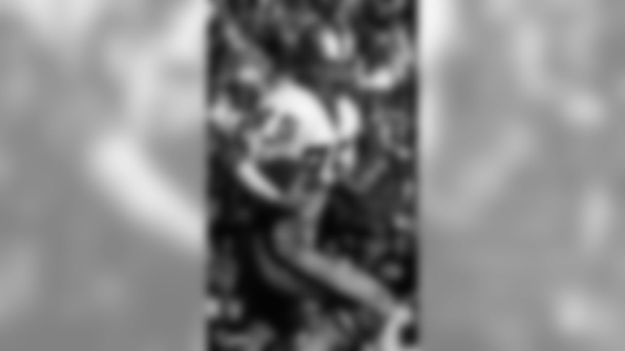 Fred Biletnikoff (25) runs during a game.