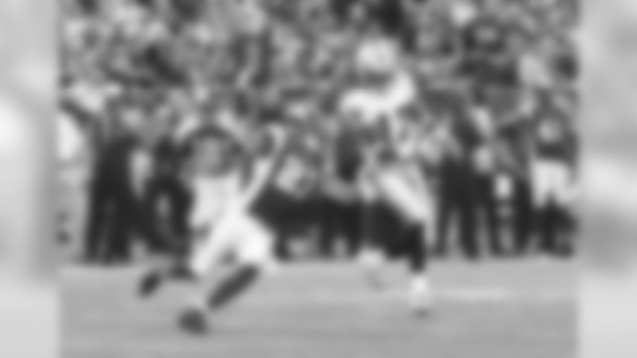 WR Denarius Moore makes a 14-yard catch.
