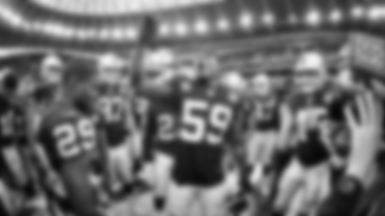 Raiders linebacker Tahir Whitehead (59) huddles up the team before the regular season game against the Chicago Bears at Tottenham Hotspur Stadium.