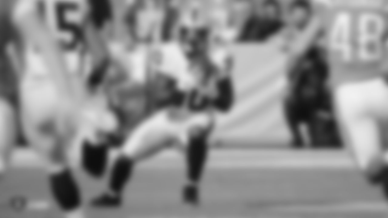 Raiders running back Jalen Richard (30) returns a punt during the regular season game against the Los Angeles Chargers.