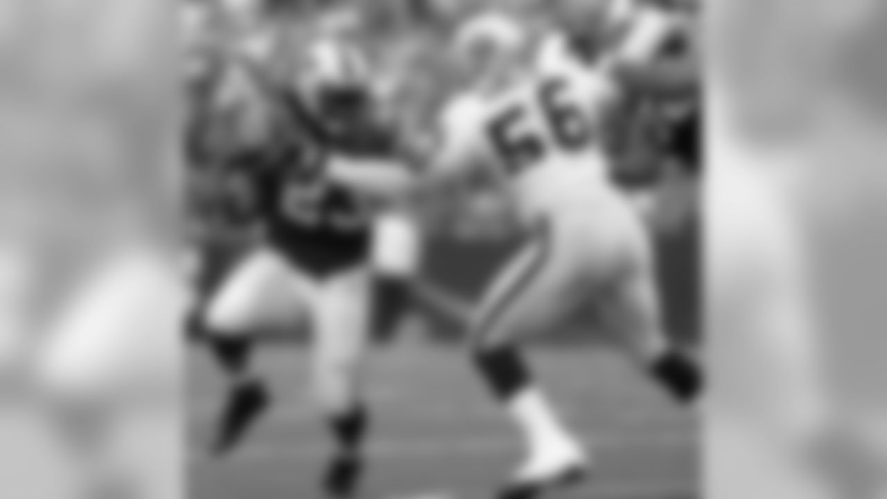 Derrick Burgess sheds his blocker and prepares to tackle Bills RB Marshawn Lynch in a 2008 game.