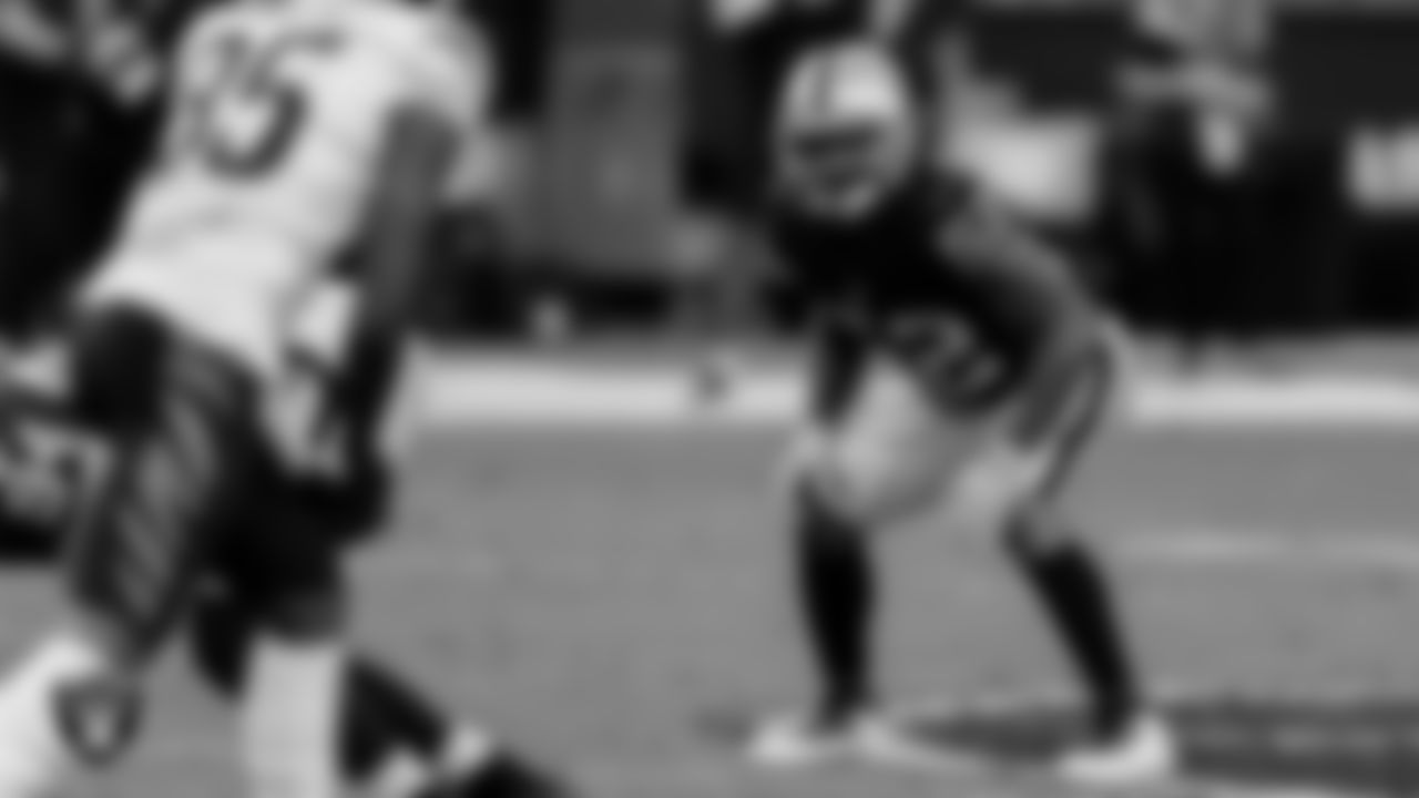 Las Vegas Raiders linebacker Denzel Perryman (52) lines up before the snap during the regular season home game against the Cincinnati Bengals.