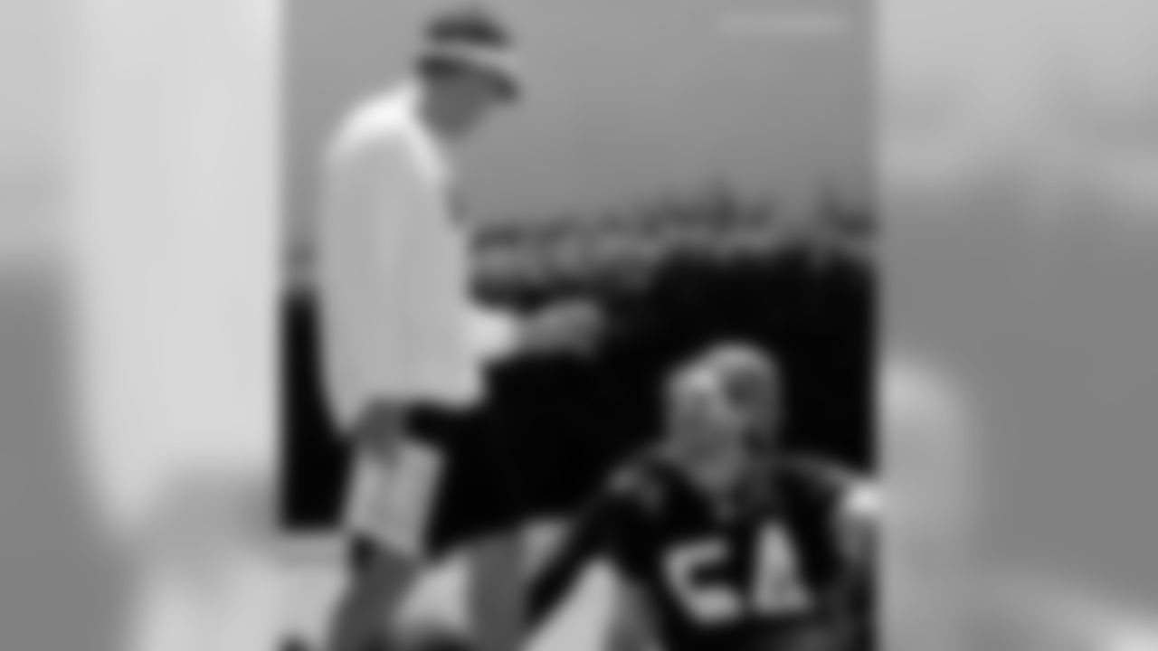 Head Coach Dennis Allen chats with LB Nathan Stupar.