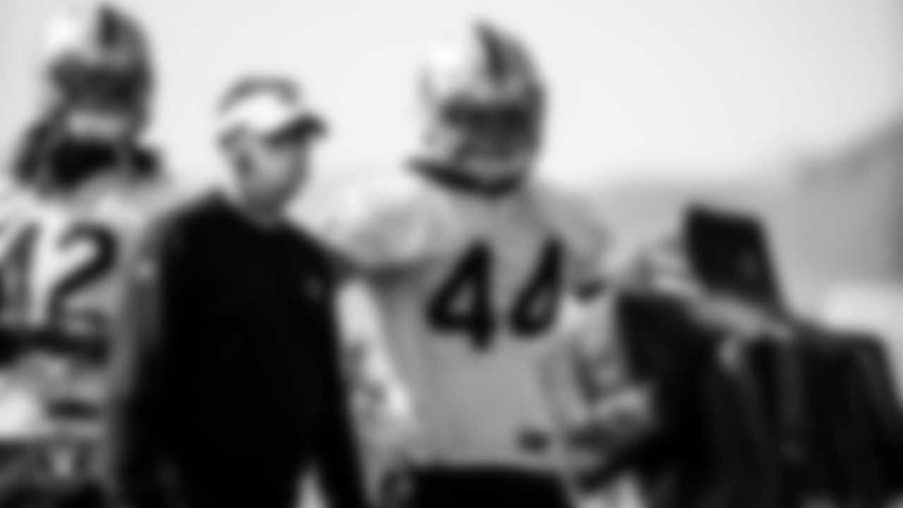Las Vegas Raiders linebacker Cory Littleton (42), linebackers coach David Lippincott and linebacker Nick Kwiatkoski (44) during practice.