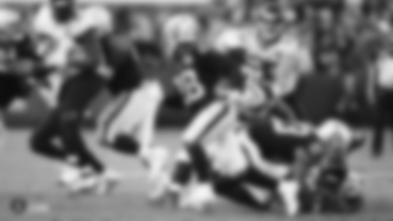 Raiders running back Josh Jacobs (28) rushes during the regular season game against the Jacksonville Jaguars.