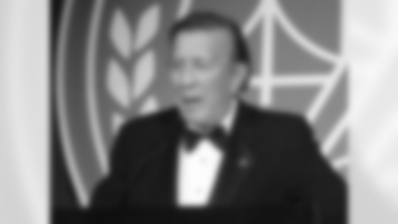 Two-time Super Bowl-winning head coach Tom Flores makes his acceptance speech.