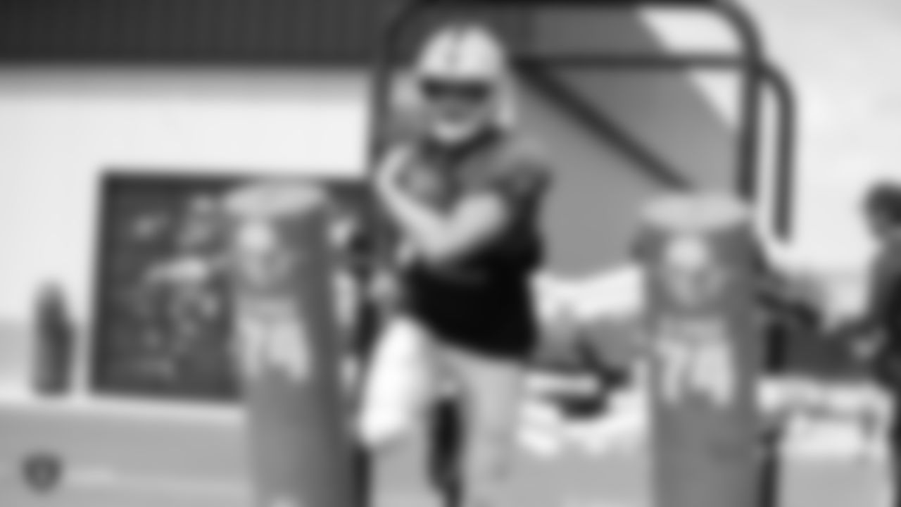 Raiders quarterback Derek Carr (4) on the field for practice.