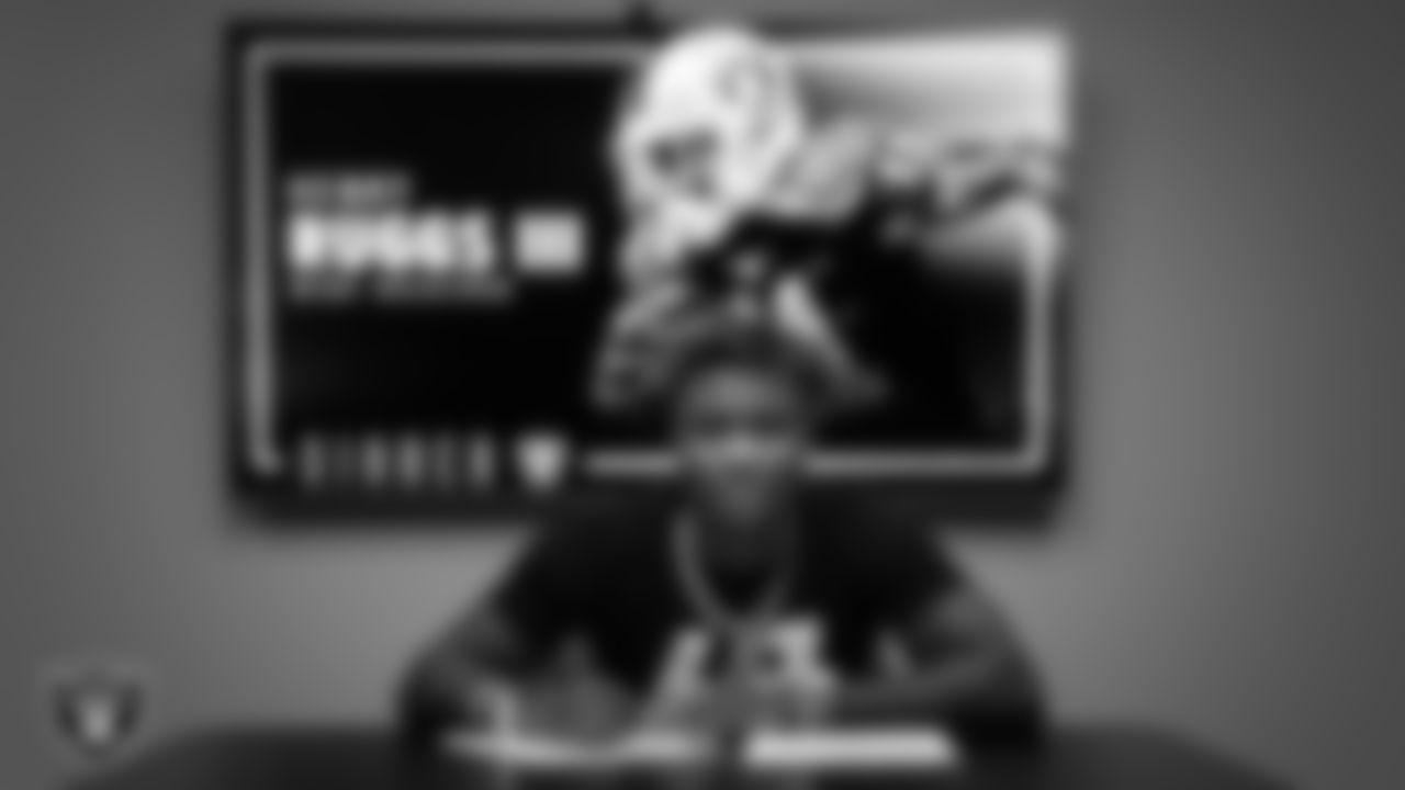 WR Henry Ruggs III signs his rookie contract with the Las Vegas Raiders.
