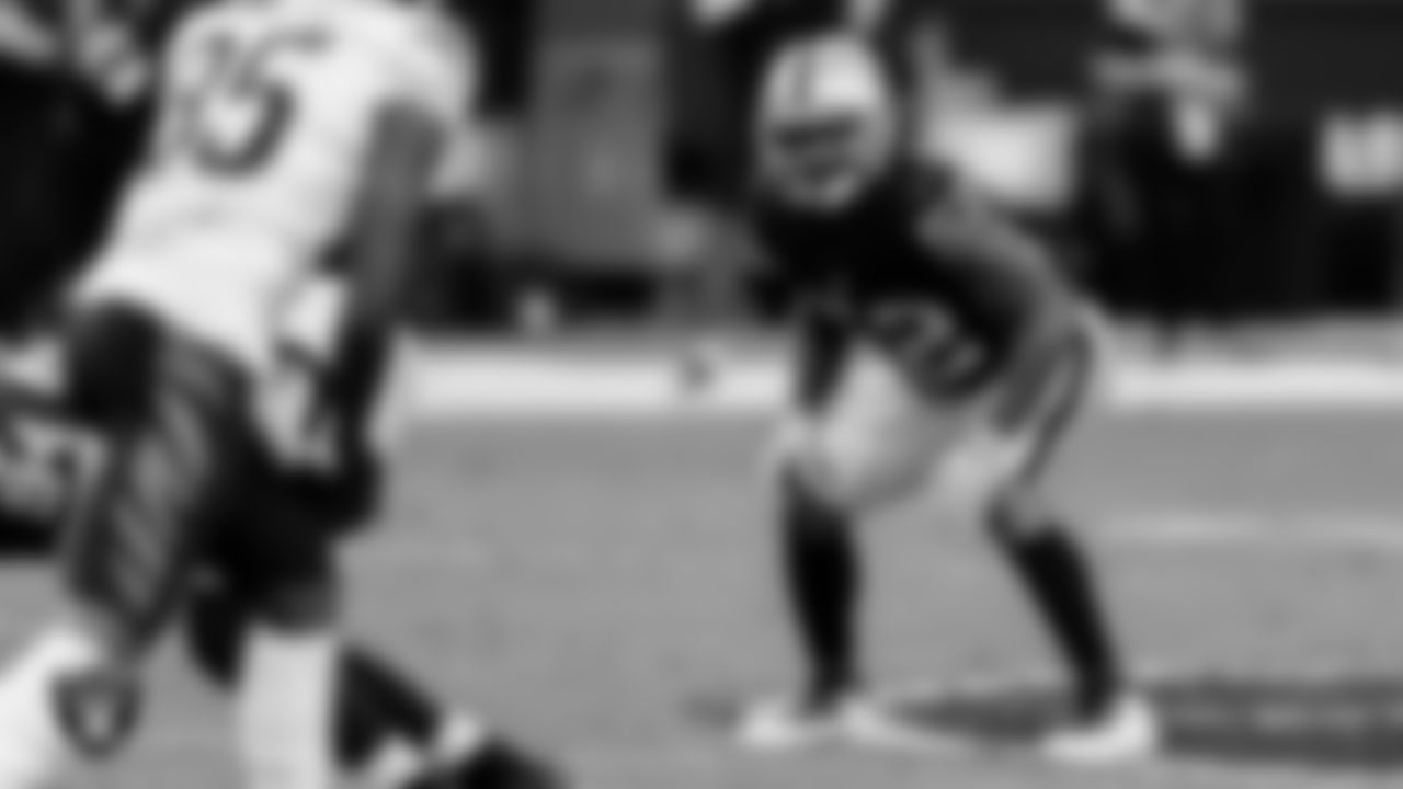 Las Vegas Raiders linebacker Denzel Perryman (52) lines up before the snap during the regular season home game against the Cincinnati Bengals.