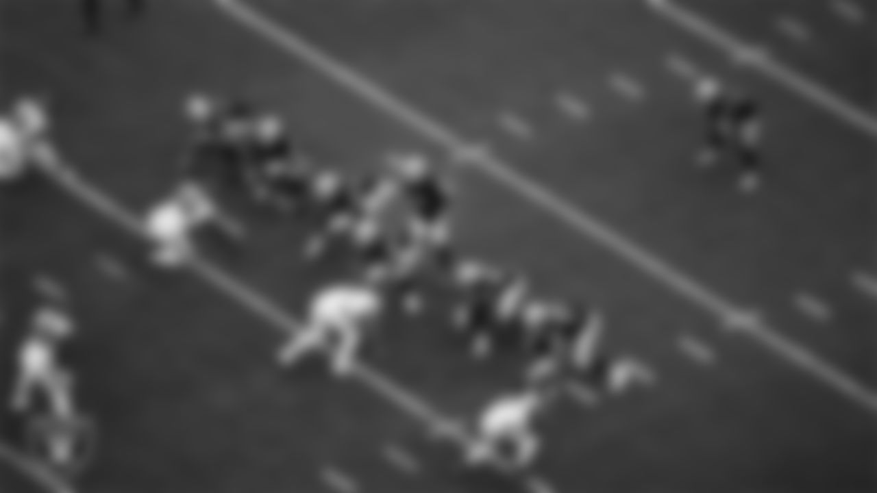 Las Vegas Raiders quarterback Derek Carr (4) calls out the defense during the regular season home game against the Houston Texans at Allegiant Stadium.