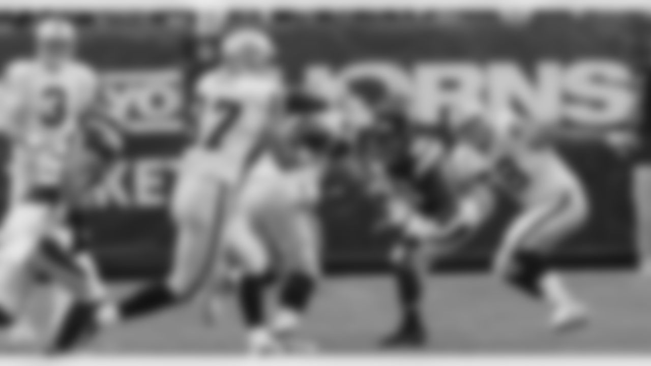 TE Kevin Boss catches the pass from QB Carson Palmer.