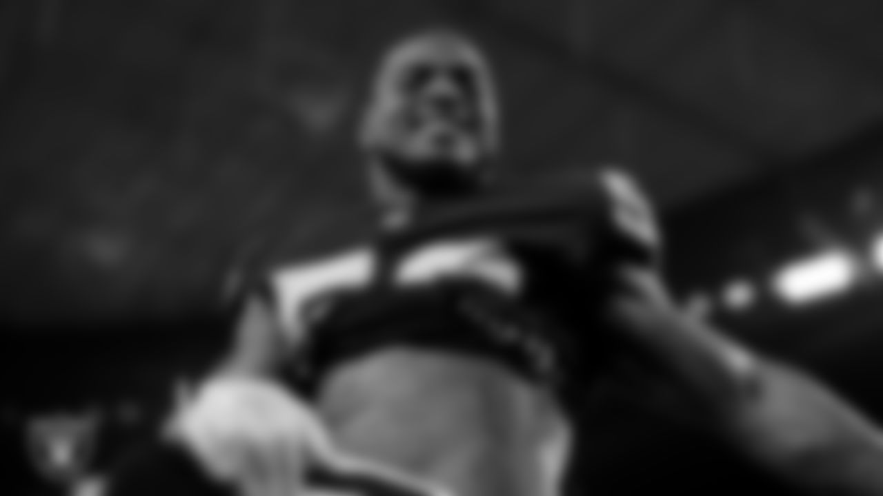 Las Vegas Raiders linebacker Denzel Perryman (52) warming up before the regular season home game against the Kansas City Chiefs.