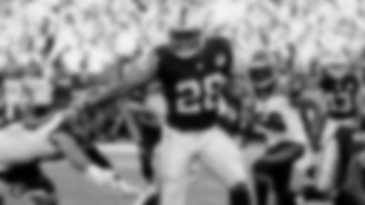 Raiders running back Josh Jacobs (28) rushes during the regular season game against the Cincinnati Bengals.