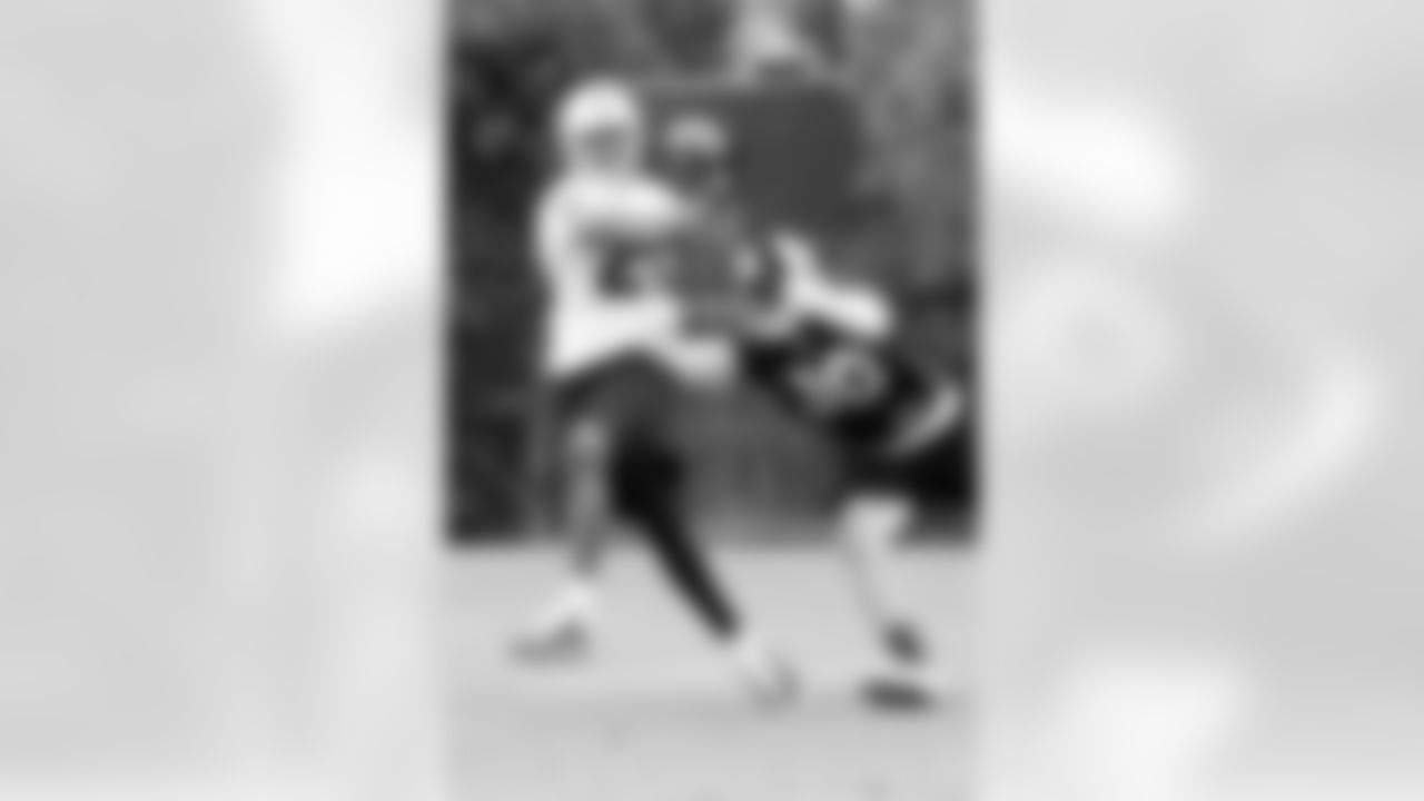 RB Darren McFadden catches the ball infront of DB Jerome Boyd. Photo By Tony Gonzales
