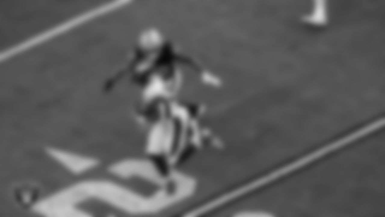 Las Vegas Raiders linebacker Denzel Perryman (52) during the regular season home game against the Denver Broncos at Allegiant Stadium.