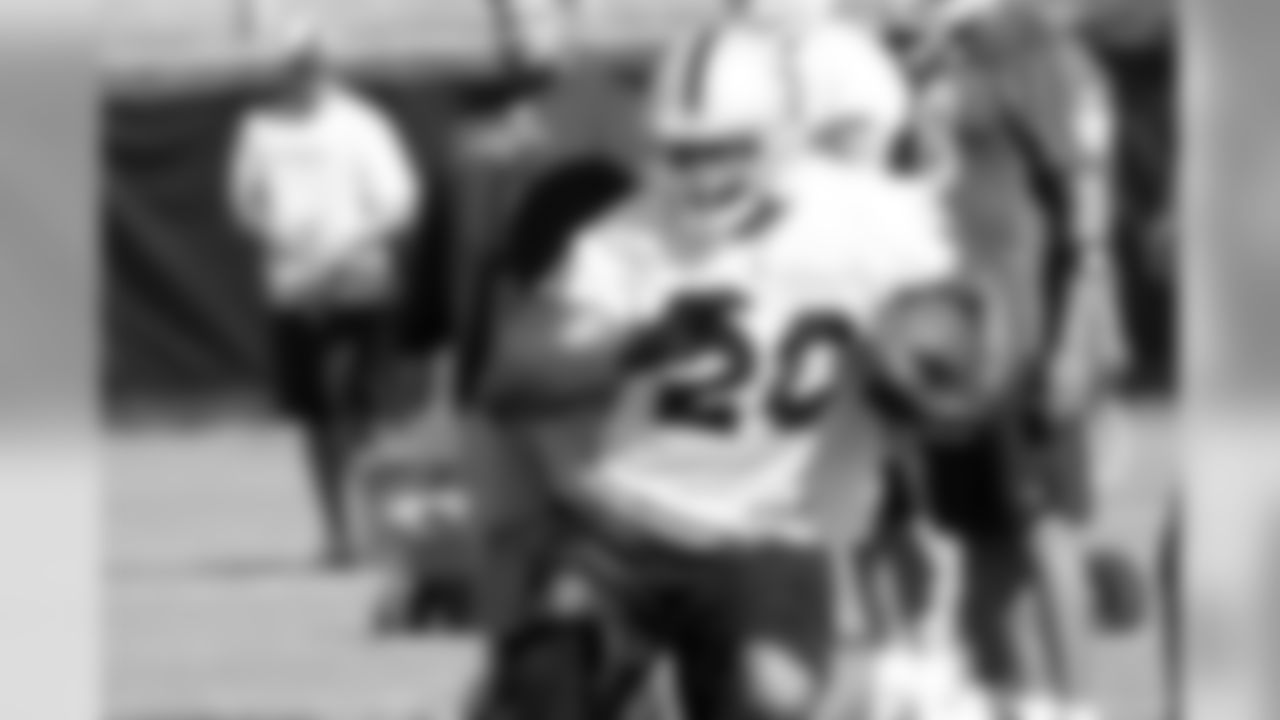 RB Darren McFadden runs through the line. Photo By Tony Gonzales