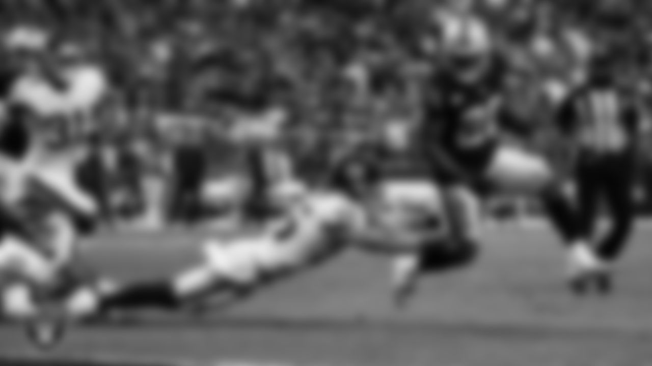 Las Vegas Raiders running back Josh Jacobs (28) rushes for a 1-yard touchdown during the regular season home game against the Washington Football Team.