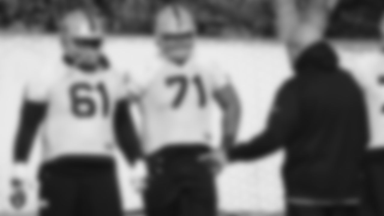 Raiders center Rodney Hudson (61) and tackle Denzelle Good (71) talk with offensive line coach Tom Cable during practice.
