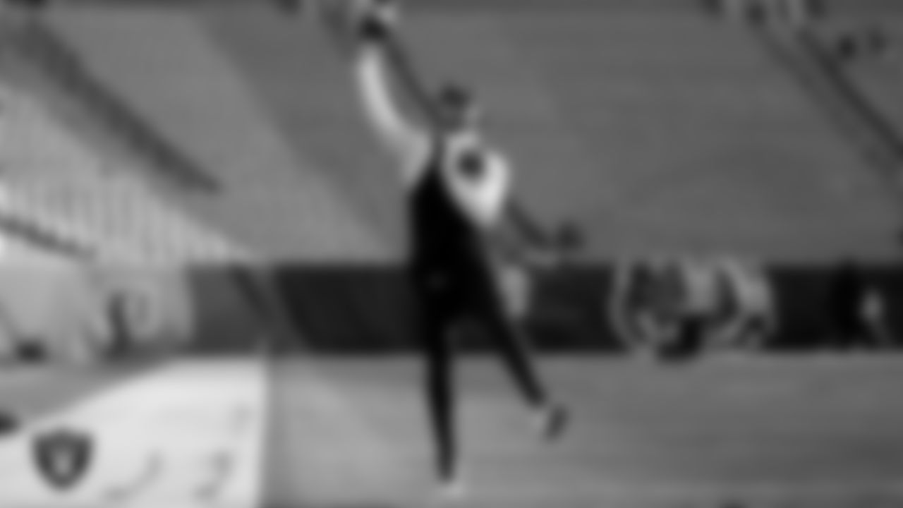 Las Vegas Raiders quarterback Derek Carr (4) warming up before the postseason away game against the Cincinnati Bengals.