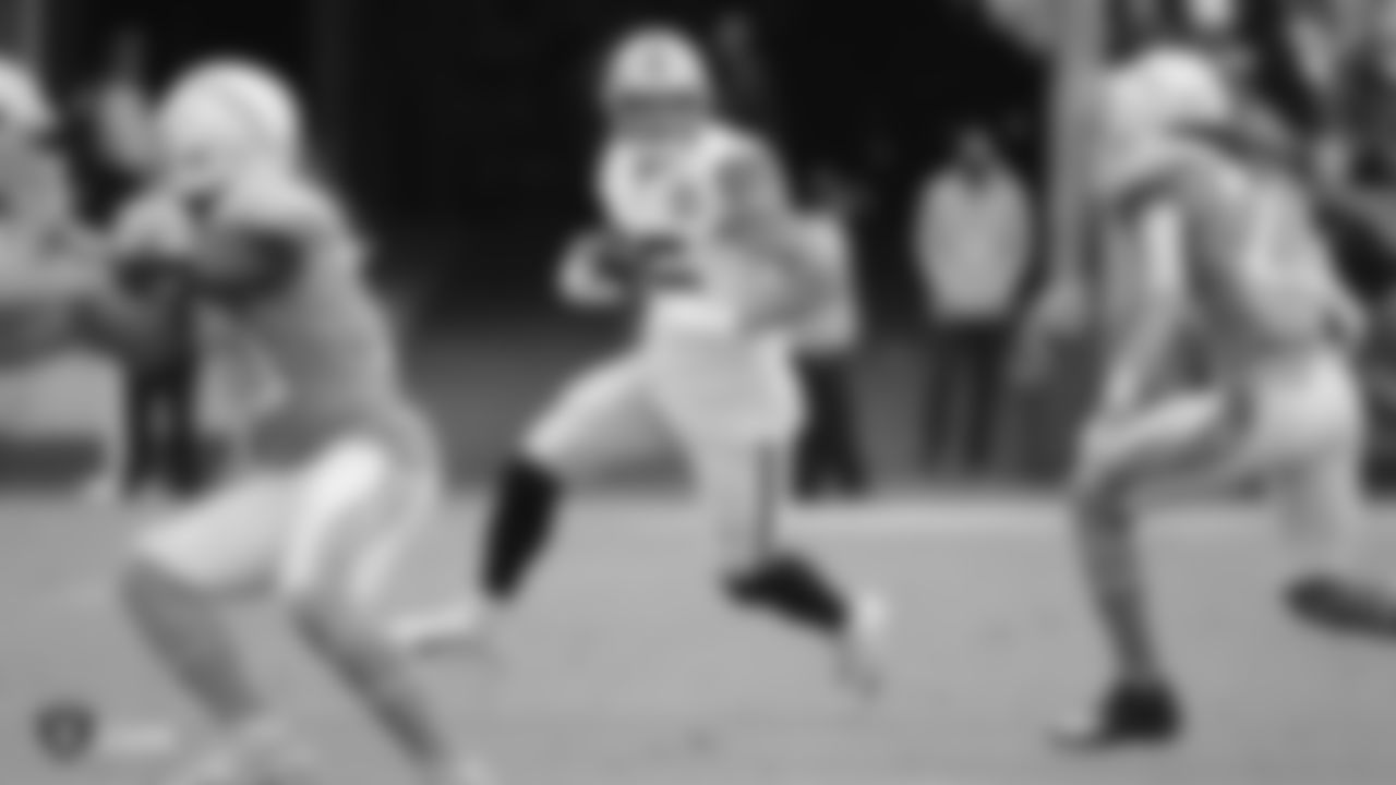 Raiders tight end Derek Carrier (85) runs after making a catch during the regular season game against the Los Angeles Chargers.