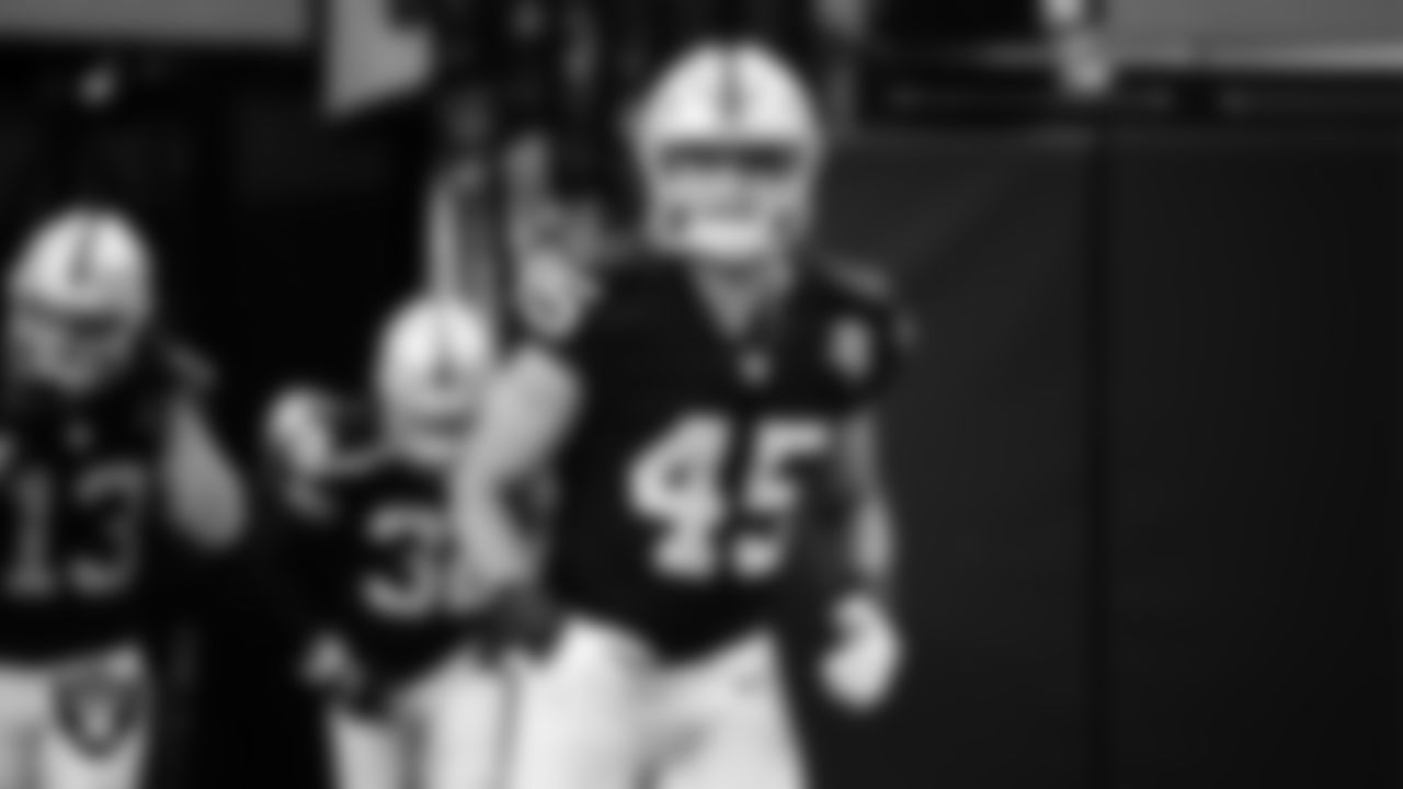 Las Vegas Raiders fullback Alec Ingold (45) warming up before the regular season home game against the Tampa Bay Buccaneers.