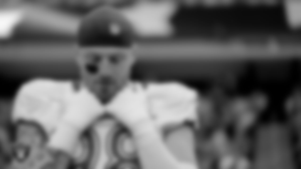 Las Vegas Raiders defensive end Maxx Crosby (98) during the anthem before the 2022 Pro Bowl.