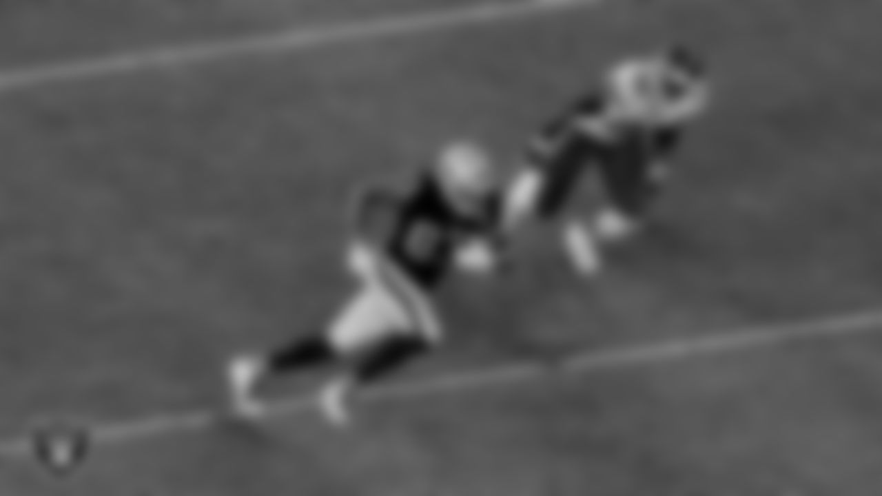 Las Vegas Raiders tight end Darren Waller (83) during the regular season game against the Kansas City Chiefs at Allegiant Stadium.