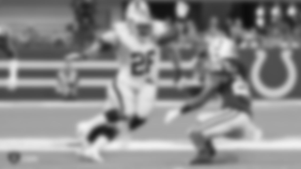 Raiders running back Josh Jacobs (28) rushes during the Raiders regular season game against the Indianapolis Colts.