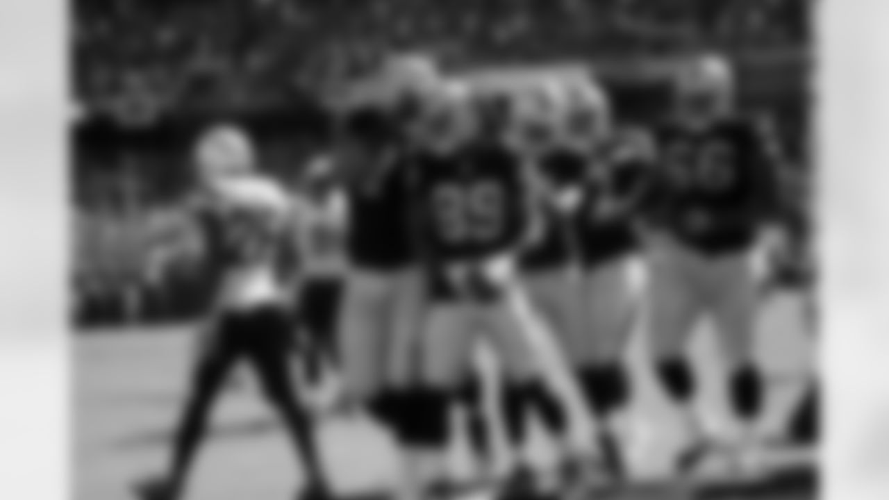 WR James Jones celebrates his touchdown with the offensive line.