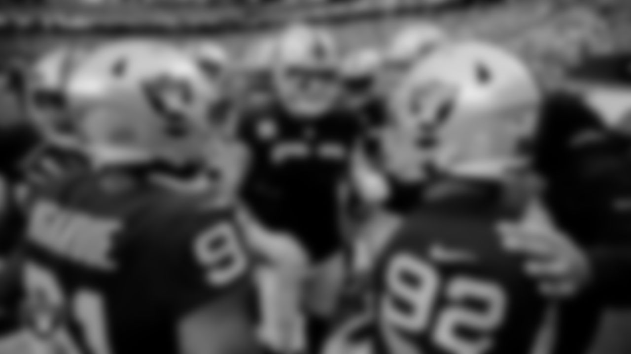 Las Vegas Raiders defensive end Maxx Crosby (98) talks to the defensive line before the regular season home game against the Cincinnati Bengals.