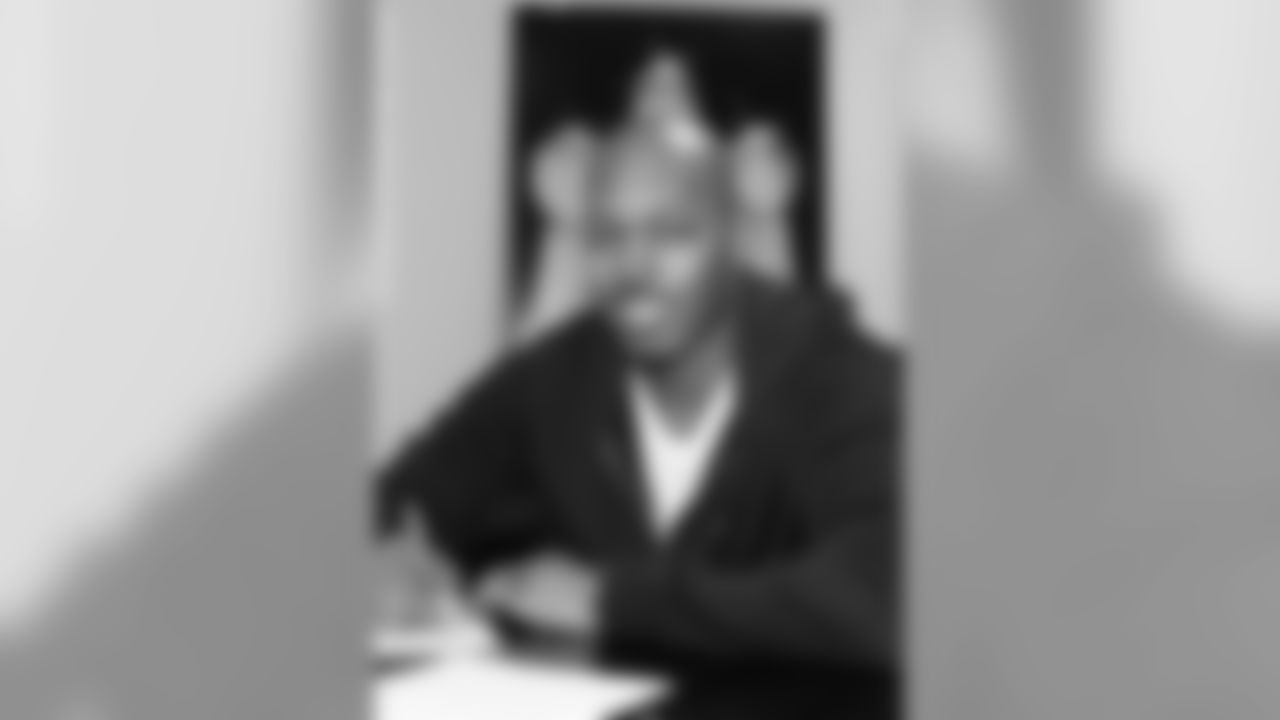 CB Carlos Rogers signs his contract.