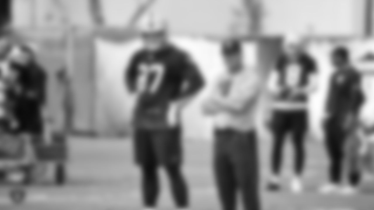 Raiders tight end Foster Moreau (87) and Head Coach Jon Gruden on the field for practice.