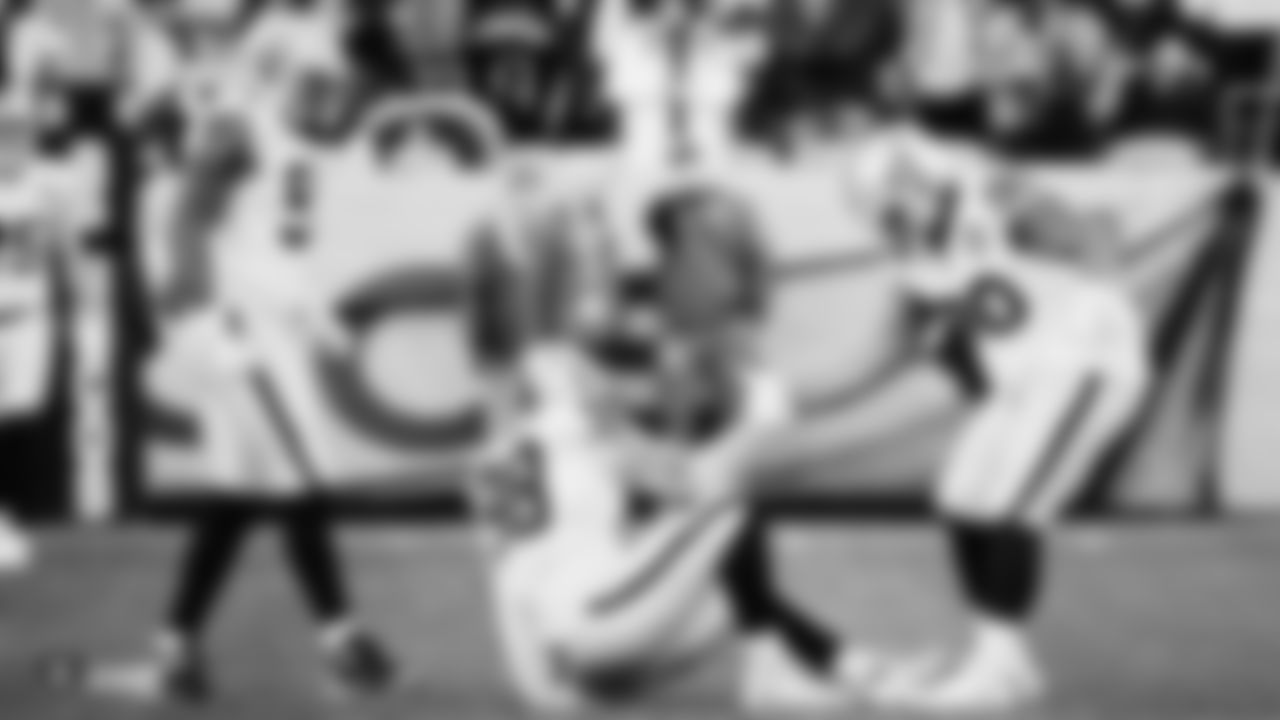 Raiders defensive tackle Johnathan Hankins (90) and defensive end Maxx Crosby (98) during the regular season game against the Denver Broncos.