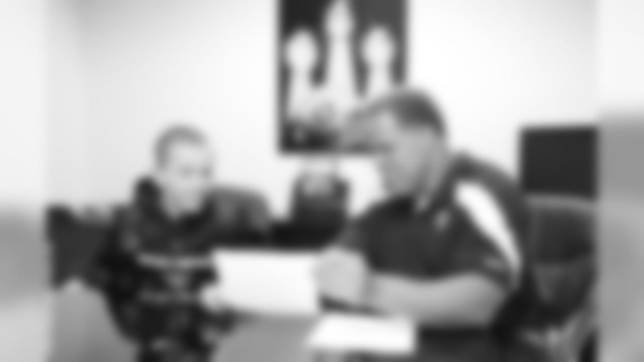 Raiders GM Reggie McKenzie explains a pro player contract to Frank.