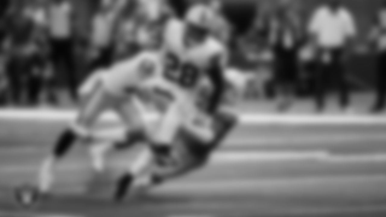 Las Vegas Raiders running back Josh Jacobs (28) rushes during the regular season away game against the Los Angeles Chargers at SoFi Stadium.