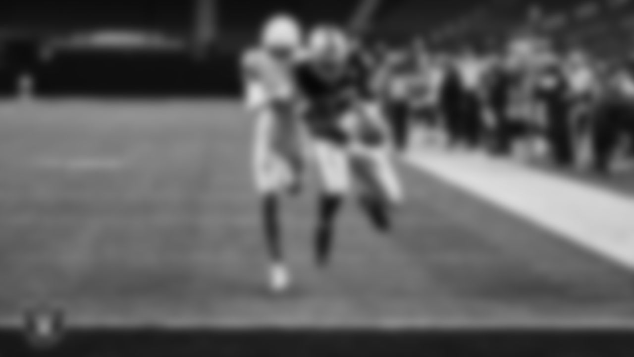 Las Vegas Raiders tight end Darren Waller (83) makes a 35-yard touchdown catch during the regular season home game against the Los Angeles Chargers.