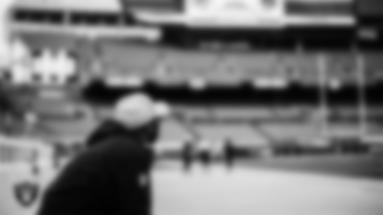 Las Vegas Raiders wide receivers coach Edgar Bennett on the bench before the regular season game against the Cleveland Browns.