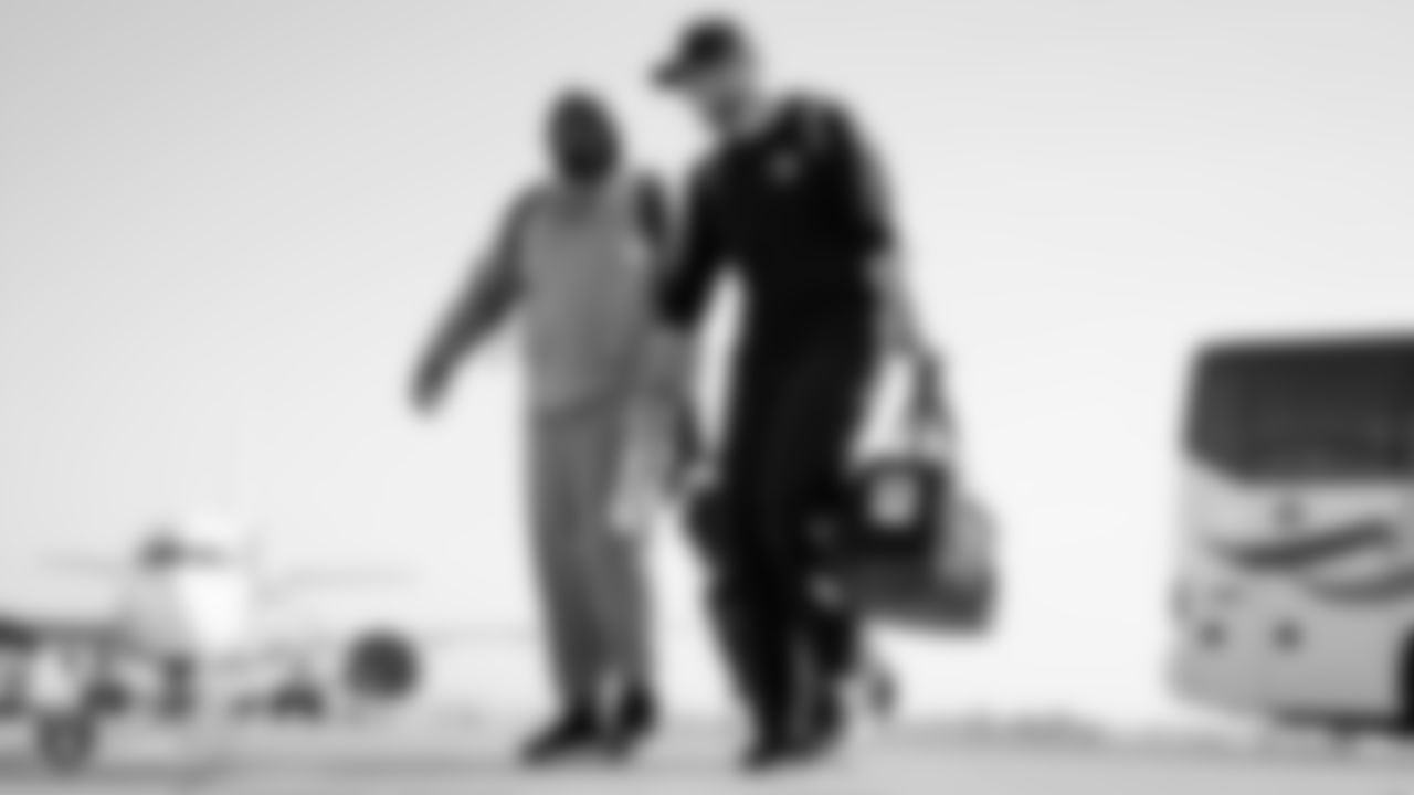 Raiders center Rodney Hudson (61) and coaching assistant Zach Cable depart for the game against the New York Jets.