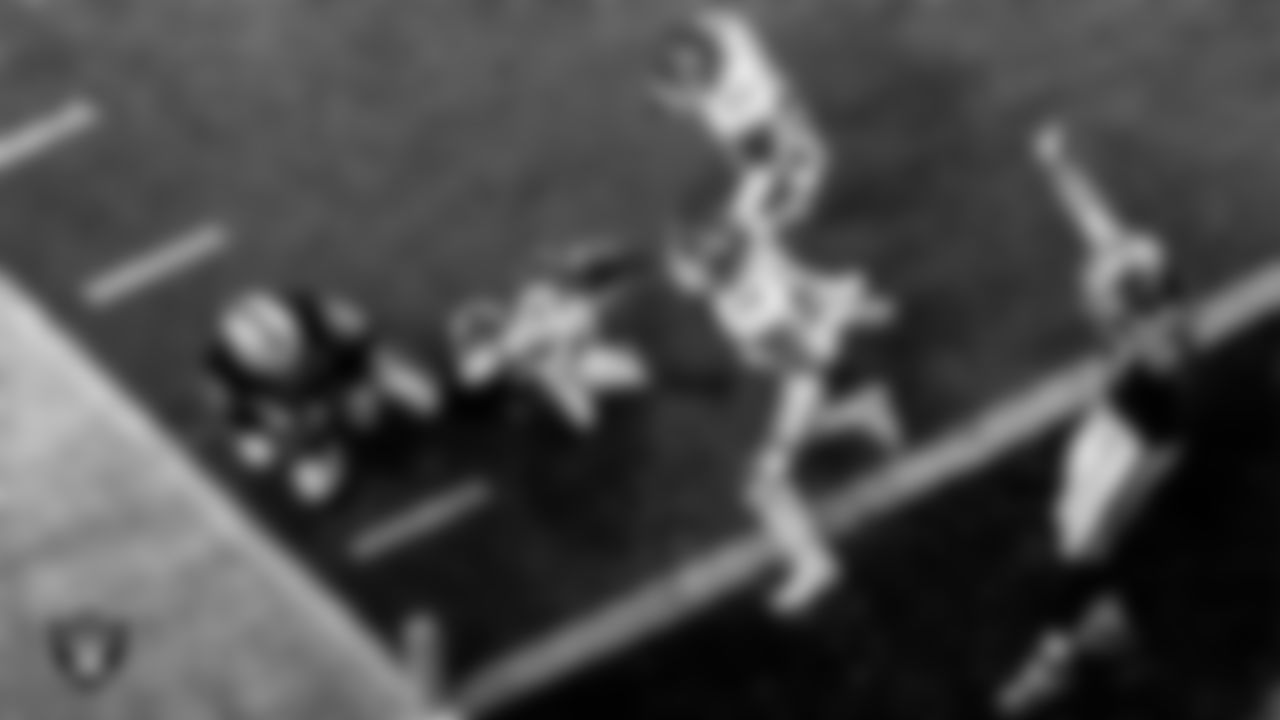 Las Vegas Raiders tight end Jason Witten (82) makes a 1-yard touchdown catch during the regular season home game against the Kansas City Chiefs.
