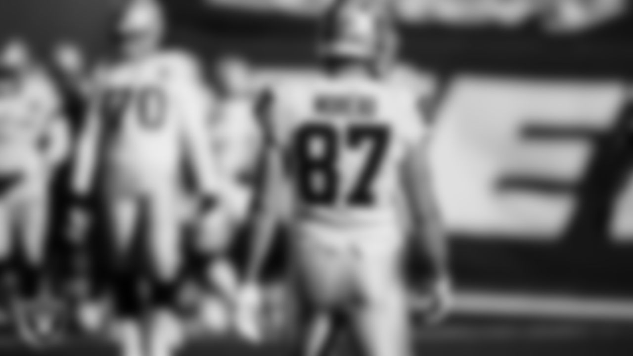Las Vegas Raiders tight end Foster Moreau (87) warming up before the regular season away game against the New York Jets.