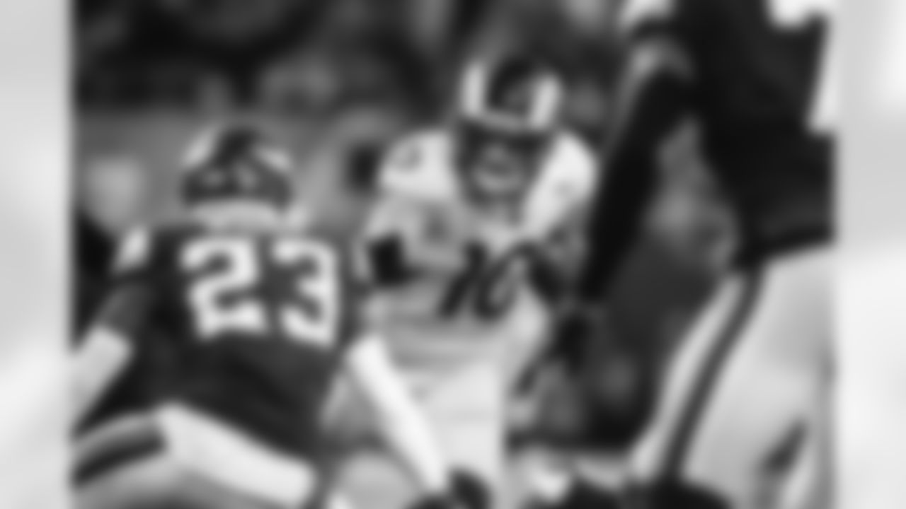 The Los Angeles Rams take on the Minnesota Vikings during Week 16 of the 2021 regular season.