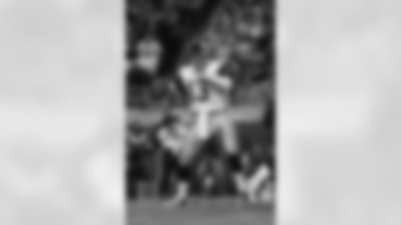 St. Louis Rams quarterback Kurt Warner (13) sets to pass against the Tampa Bay Buccaneers during a December 18, 2000 Monday Night Football game at Tampa. (AP Photo / Al Messerschmidt)