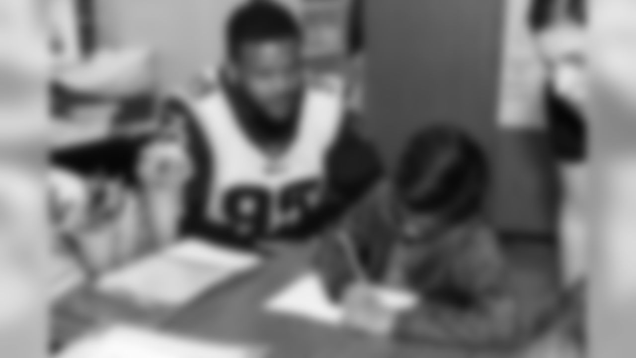 Defensive end (99) Aaron Donald and the Los Angeles Rams team up with the American Red Cross with Holiday Heroes as Rams players visit Sumac Elementary school to sit down with kids and write Holiday and Thank you cards to overseas Armed Forces service members. Tuesday, November 06, 2018, Agoura Hills, CA. (Will Navarro/Rams)