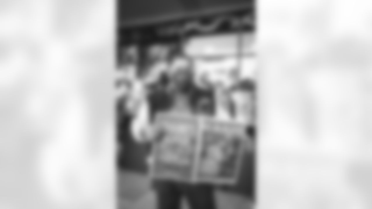 E_220121_PlayoffNewsStandPopUp_7096