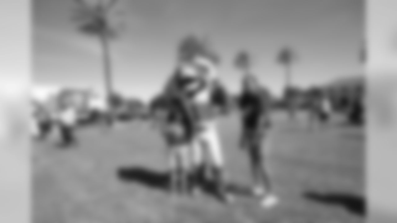 The Los Angeles Rams host a Play60 event with local community volunteers and families on Los Angeles Air Force Base Fort MacArthur. Rampage and USO volunteers lend a helping hand during on field obstacles. Saturday, April 6, 2019 in Los Angeles, CA. (Will Navarro/Rams)