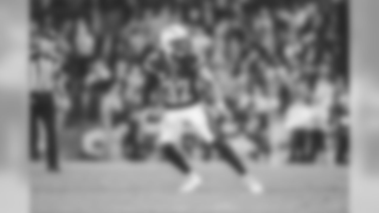 San Diego Chargers free safety Eric Weddle (32) in action during the NFL regular season game between the Chicago Bears and San Diego Chargers on Monday Nov. 9, 2015 in San Diego. The Bears won, 22-19. (Ric Tapia via AP)